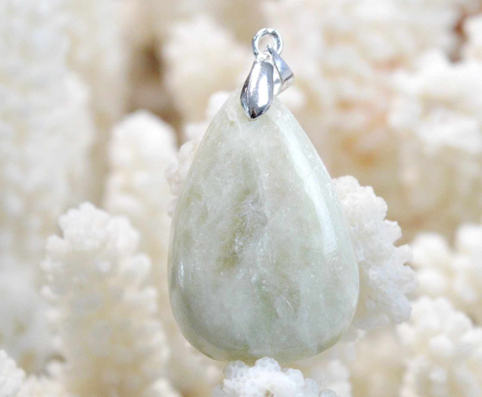 Béryl 40 carats et son pendentif cabochon en pierre naturelle du Brésil