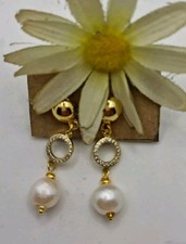 Orecchini pendenti con perla vera naturale e argento placcato oro e pavettato