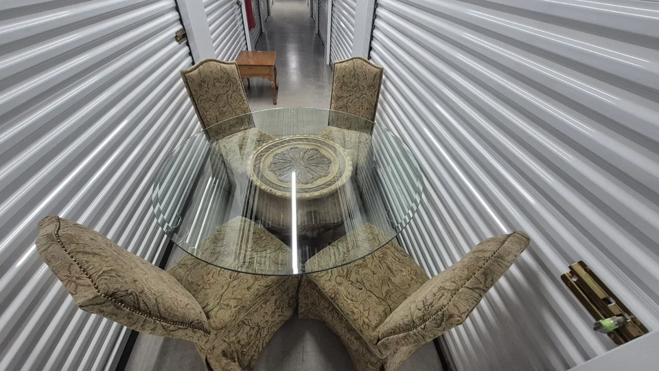 Mesa de comedor redonda con tapa de vidrio y 4 sillas tapizadas - Base de columna redonda ornamentada Foto 3 de 4