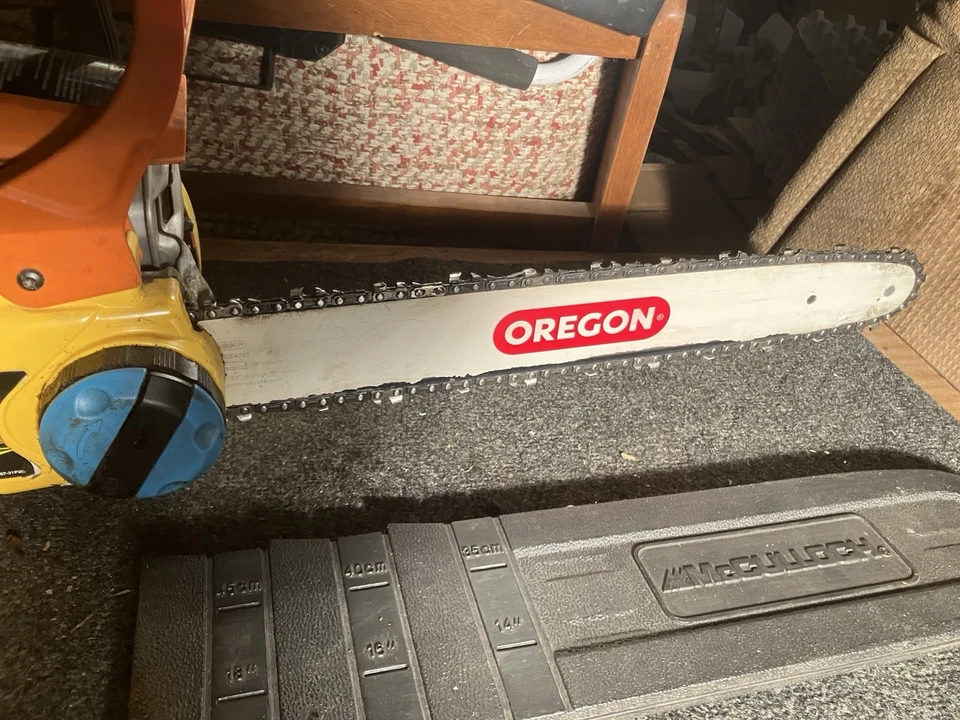 Motosierra McCulloch con barra Oregon Foto 2 de 4