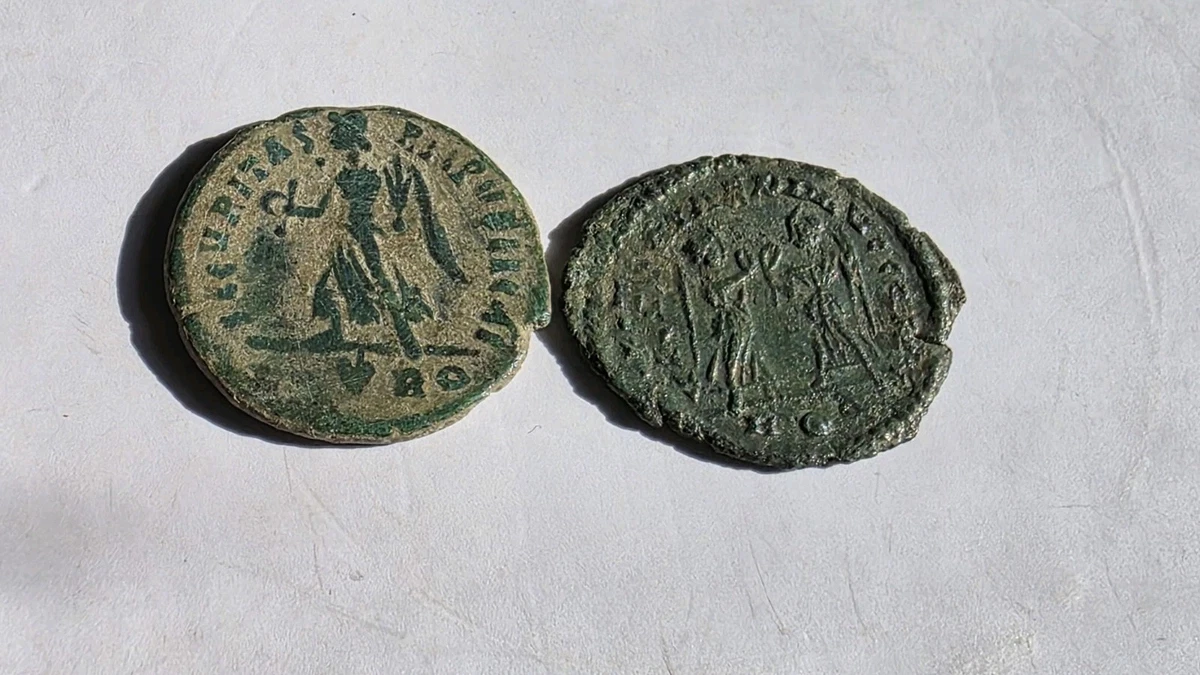 Dos Monedas Del Imperio Romano Bajos Imperio.pesan 2.04 Y 1.04.F4