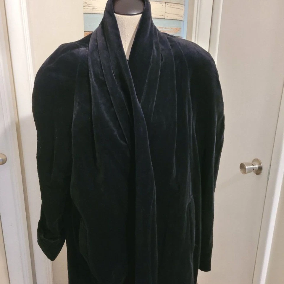 Long Black Velvet Swing Coat JS Collections of Canada. SZ Medium - Image 2 of 4