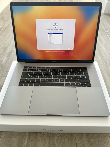 Apple MacBook Pro 2017 15" Touch Bar i7 Quad Core 2.80GHz 16GB 256GB. Inc bag