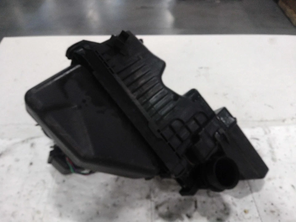 Used Air Cleaner Assembly fits: 2015 Nissan Versa 1.6 Grade A - Image 2 of 4