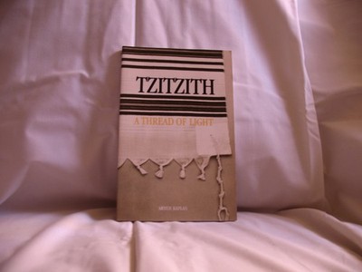 Tzitzith: A Thread of Light, Aryeh Kaplan GOOD