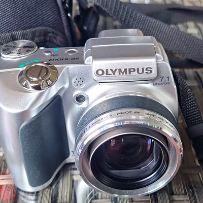 Olympus SP-510UZ Bridgekamera 7,1 MP silber Autofokus