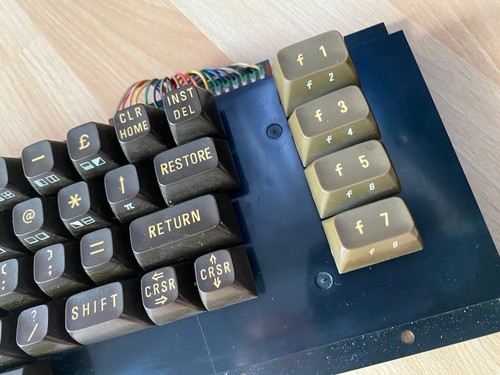 Commodore 64 Boîte à Pain Clavier Sans Plumes, Coloris Blanc Stylos, 1 Bouton - Photo 1/8