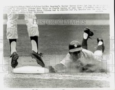 1968 Press Photo Houston's Hector Torres dives back to 1st base in Atlanta.