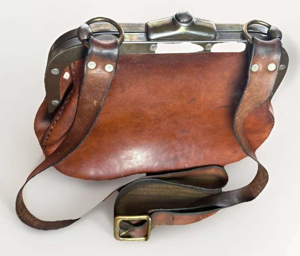 Bolso de cuero vintage con marco de metal broche de trabajo, pátina marrón ~ principios de 1900’s Foto 2 de 4