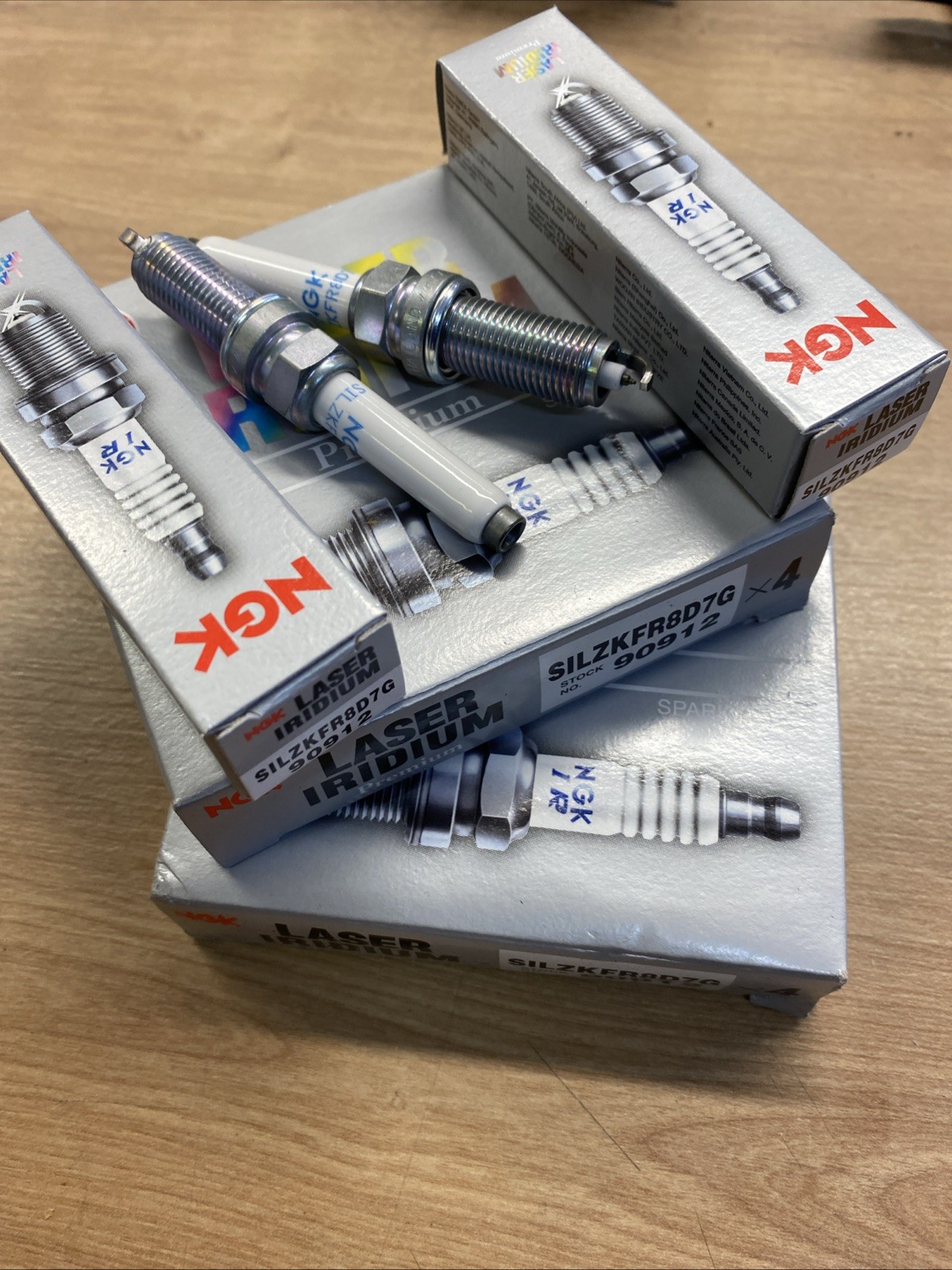 4 X Candele di accensione ORIGINALI NGK SILZKFR8D7G 90912 MERCEDES DACIA NISSAN RENAULT nuove