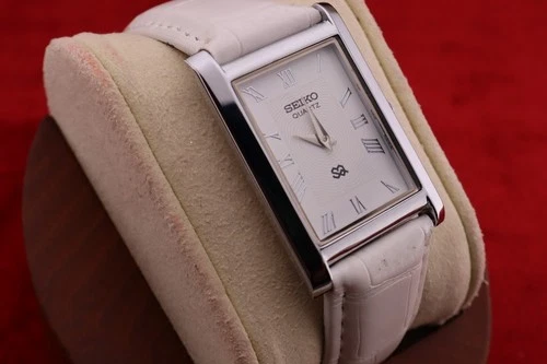 ⌚✨ Vintage Seiko Slim Quartz Gentlemen's White Dial , White Dress Watch