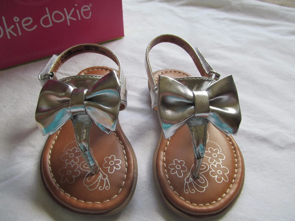 NUEVO CON ETIQUETAS Niñas NOOKIE DOKIE SANDALIAS DE TANGA PLATEADAS con lazo, talla 7 M, Bethany Foto 3 de 4