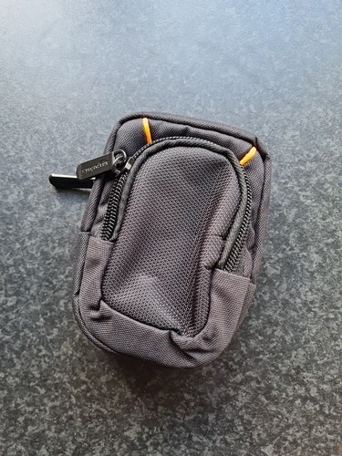 Estuche compacto grande para cámara digital Amazon Basics