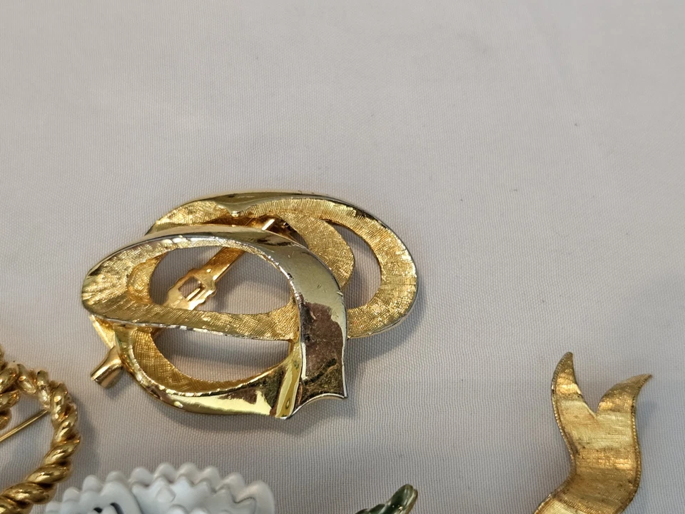5 broches vintage en tono dorado y uno es un gran y hermoso clavel blanco Foto 4 de 4