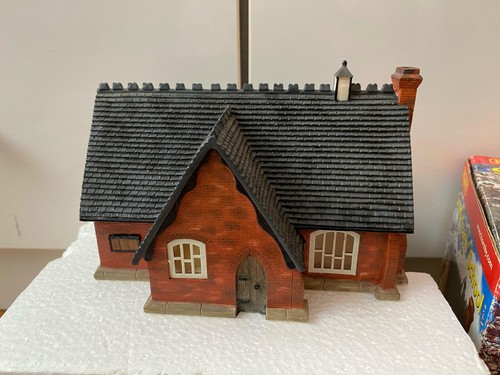 Hornby Skaledale R8503 St Michael's School - 1.76 OO Gauge