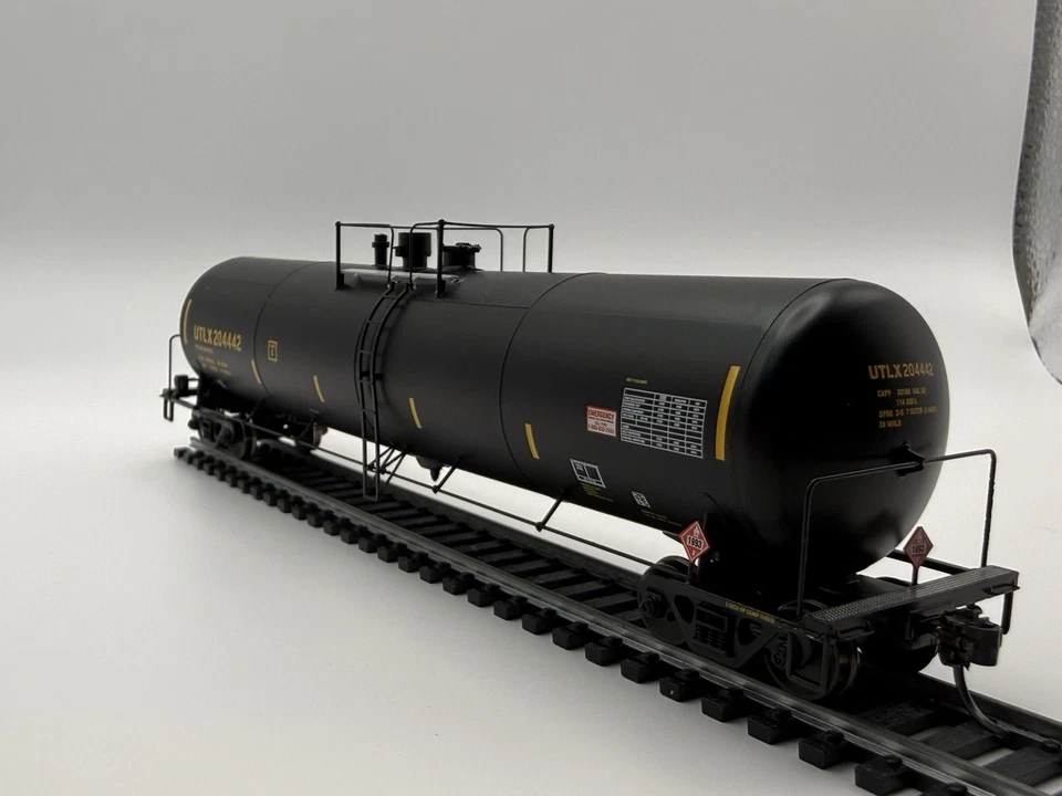 HO InterMountain UTLX 33,000 Gal Tank Car 204442 – Kadee Couplers Metal Wheels - Image 4 of 4