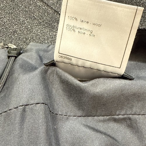 Chanel Boutique Vintage Gris Lana Exterior, Forrada de Seda Tranquila Lujo Falda de Diseñador - Imagen 11 de 14