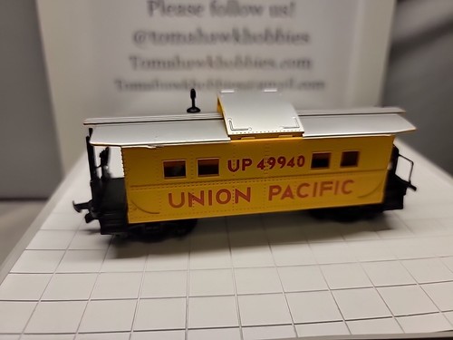 HO scale yellow Union Pacific #49940 Caboose - Picture 3 of 4