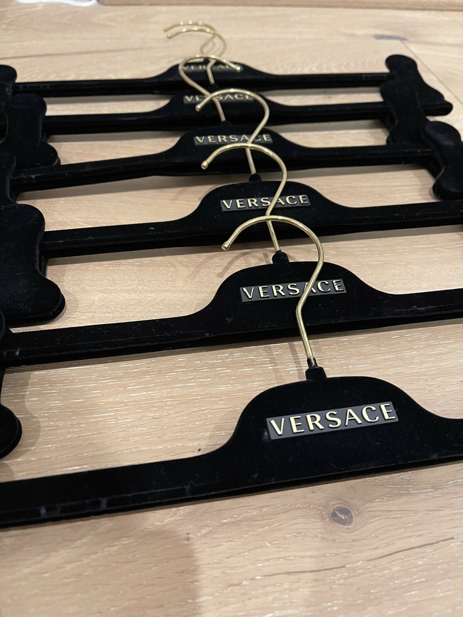 VERSACE メテュサロコハントフリフ AUD01050A232741 A1001 エナメル メドゥーサ リング ゴールド,ブラック | VERSACE JP