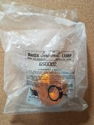 NEW BETTS INDUSTRIES SNAP SEAL AMBER CLEARANCE OR SIDE MARKER LAMP P/N 650002