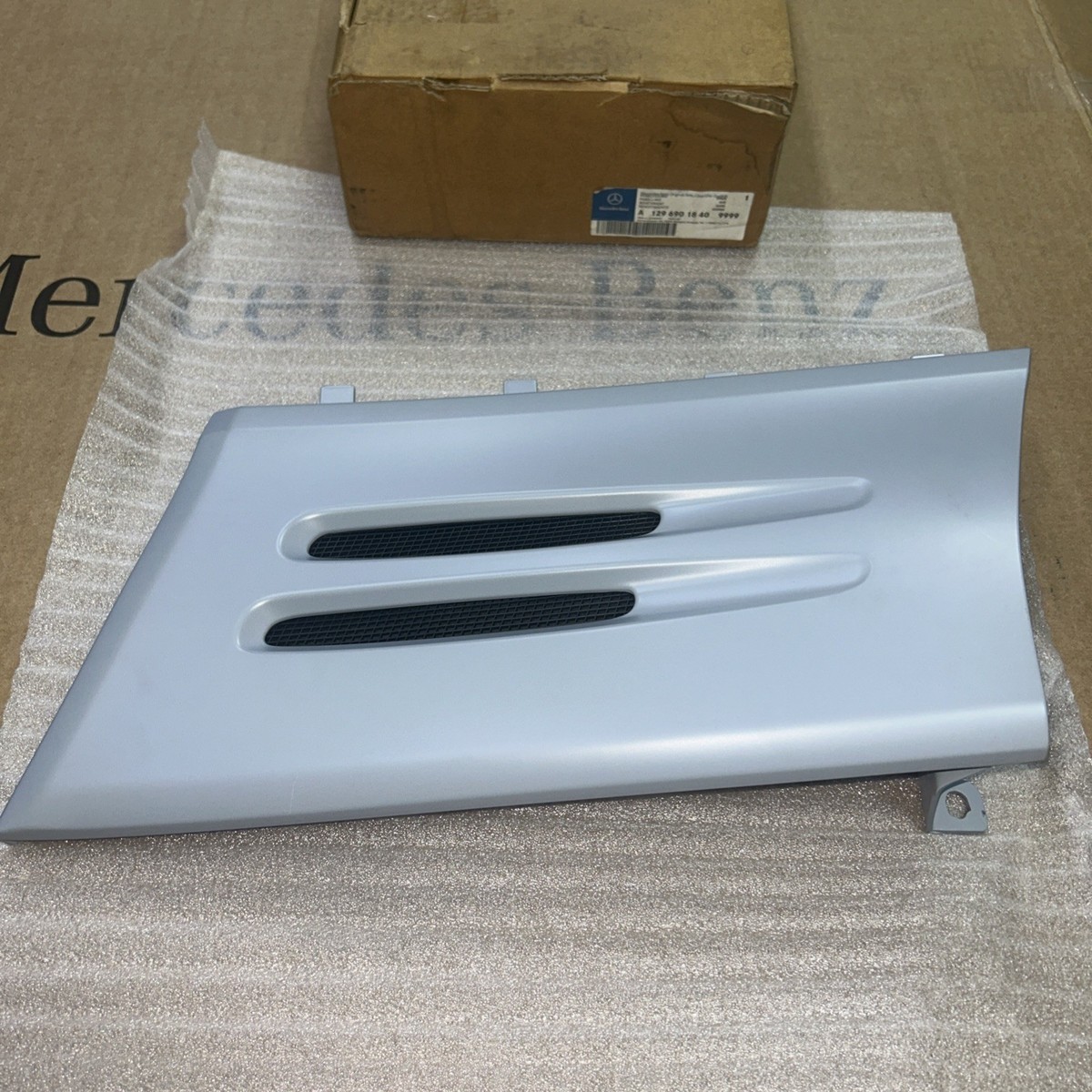 A1296901840 9999 MERCEDES BENZ R129 FRONT RIGHT FENDER TRIM