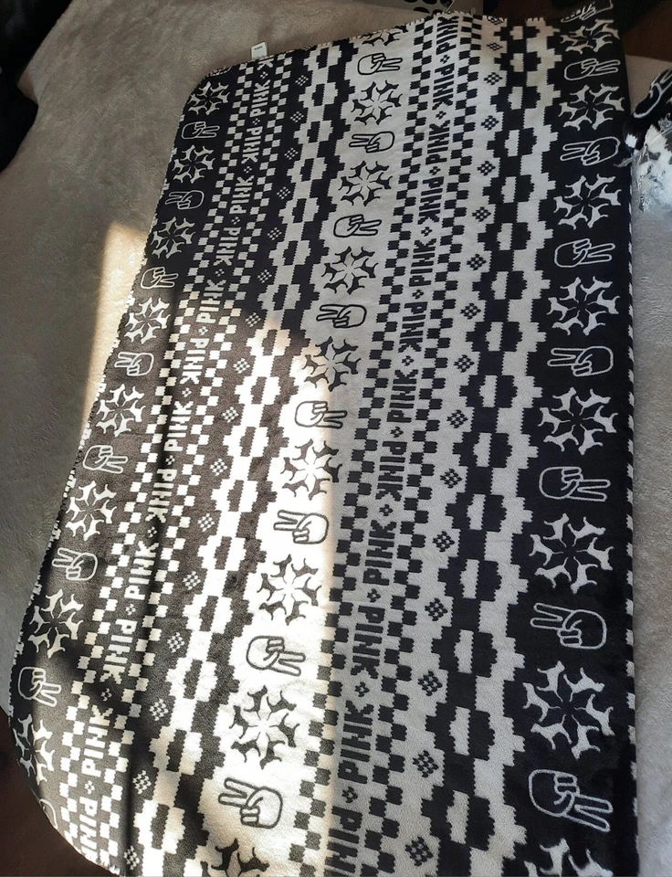 NWT Victoria's Secret PINK Soft Black & White Sherpa Fleece Blanket 50 X 60 - Image 3 of 4