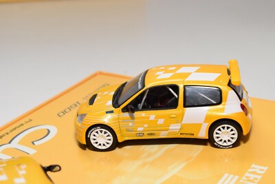 Coffret Universal Hobbies 1/43 – 2 Renault Clio Super 1600 Et Cup, Paris 2002