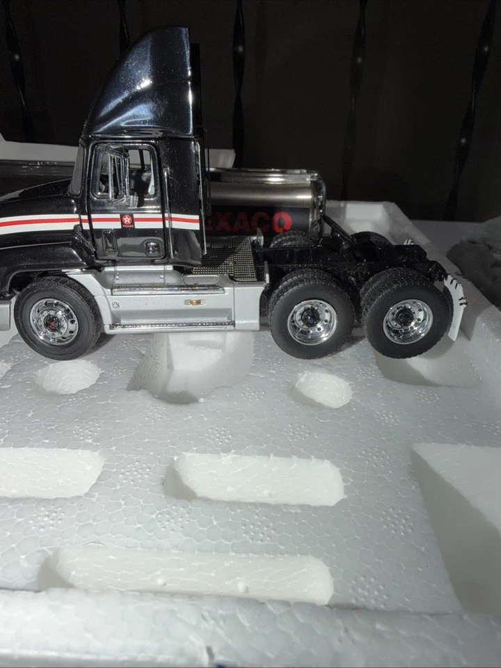 Franklin Mint ~ 1996 Texaco Tanker ~ 1:43 Mack Tractor & Trailer - Image 4 of 4