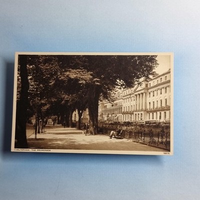 Cheltenham Postkarte um 1950 Gloucester Promenade Parkplatz Schild Mann Bank