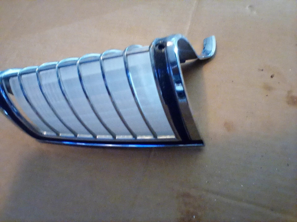 Lincoln Continental Mark IV 1973-76 lente de luz de estacionamiento derecha y bisel usado OEM Foto 2 de 4