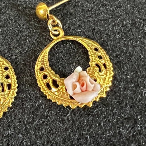Vintage Goldtone Delicate Filigree With Small Pink Porcelain Rose - Picture 3 of 5