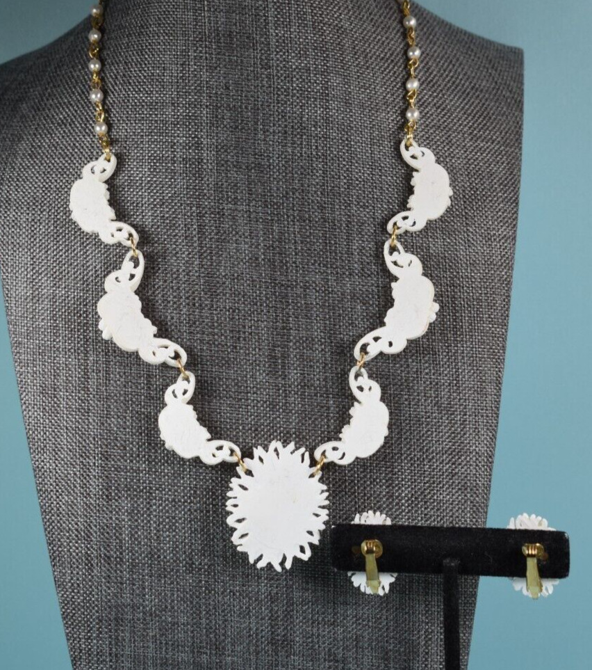Lovely Vintage White Floral Scalloped Necklace an… - image 12