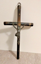 36) ANTICO CROCIFISSO IN LEGNO TONDO CON CAPSULA ESTERNA IN RAME.