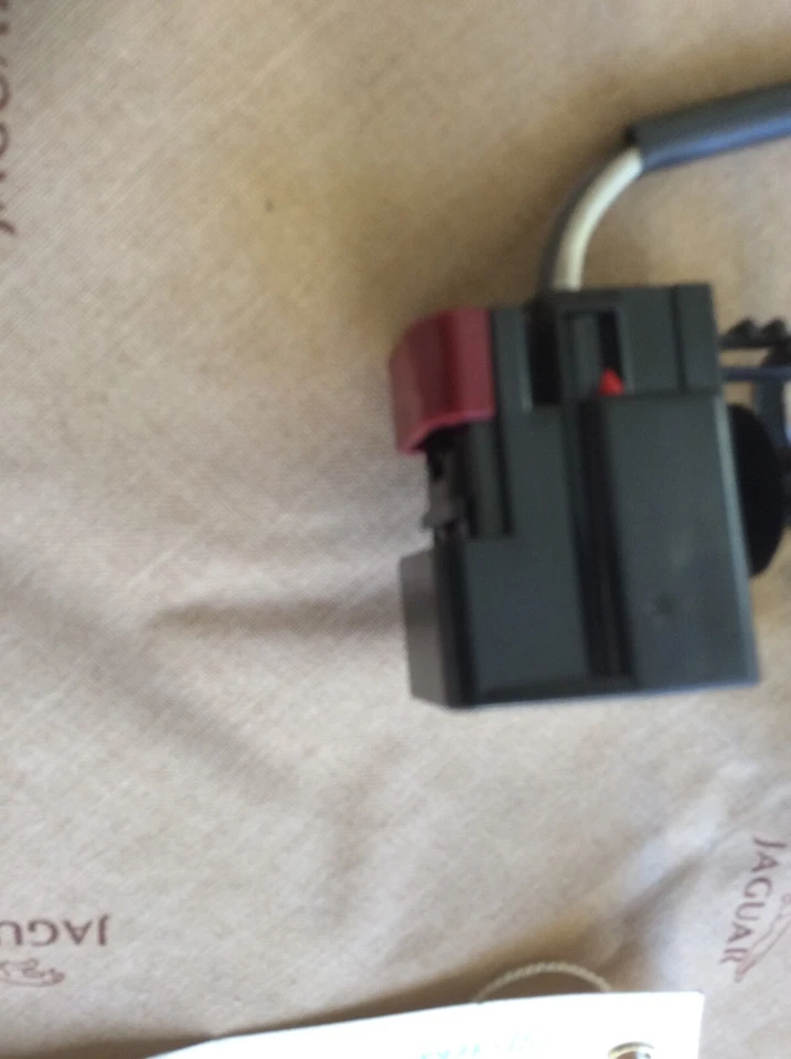 Jaguar NEW XK XK8 XKR V8 ---  2006 R/H Camshaft Sensor  AJ84290  Genuine - Image 3 of 3