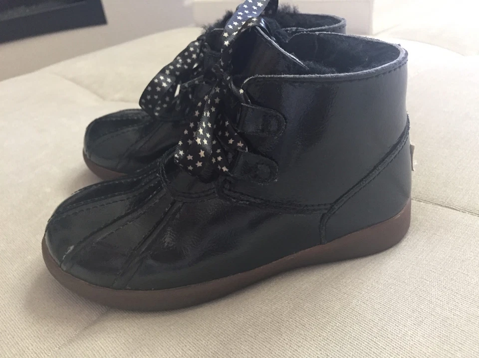 Botín Ugg Girl charol negro talla 10 cálido piel de oveja interior 1013414T Foto 2 de 4