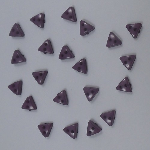 20 Small Purple 2 Hole Triangle Buttons: Craft Scrapbook Sewing Dolls: 6x6mm: UK - Picture 5 of 5