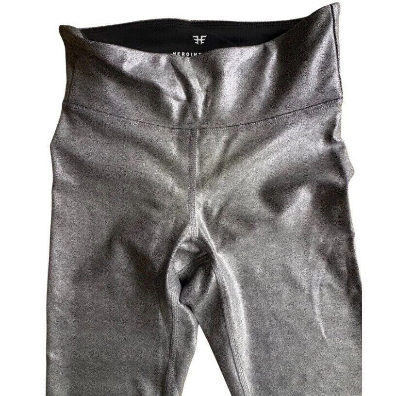 HEROINE SPORT X Marvel Universe 拉丝白金金属打底裤,尺寸小号二手状况完好 — 第 3/4 张图片