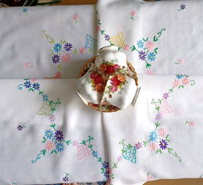 HÜBSCHE VINTAGE 50er HANDBESTICKTE QUADRATISCHE TEE PARTY TISCHDECKE ~85cm x 78cm