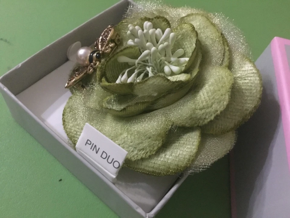 Liz Claiborne Pin Duo - Flor Verde con Broche Abeja Caja Original Imitación Perla Foto 3 de 4