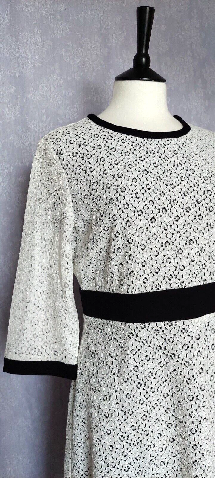 OFF WHITE o Abito in pizzo United Colors of Benetton M nuovo con etichette aderente e svasato bianco ecrù e nero