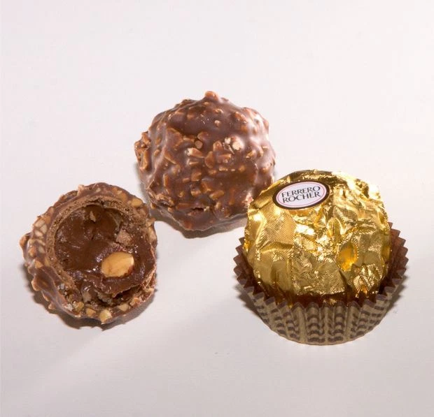 FERRERO ROCHER CARAMELO CHOCOLATE AVELLANA FINA INDIVIDUALMENTE CAJA ENVUELTA EN ORO Foto 4 de 4
