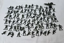 LOT OF 81 TIM MEE TOYS US ARMY INFANTRY GREEN PLASTIC TOY SOLDIERS +CANNON