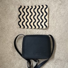 Borsa a tracolla Two Obag fullspot nera e blu, patta rimovibile, tracolla regolabile