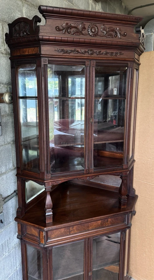 RARO GABINETE DE PORCELANA DE ESQUINA DE VIDRIO BISELADO Y BURL VICTORIANO Foto 3 de 4