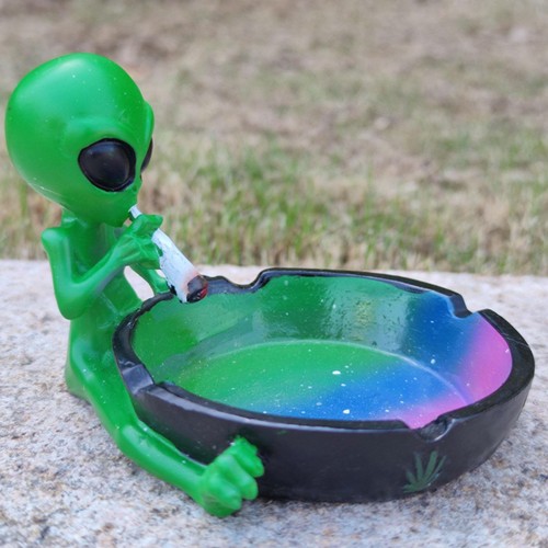 Table Cartoon Alien Ashtray UFO Ash Tray Space Ornament Home Decor Gifts - Picture 3 of 12