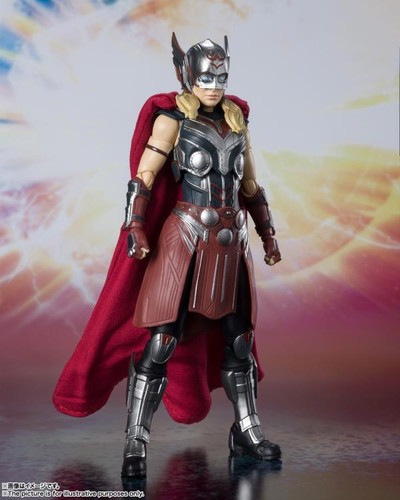 Figura de acción Bandai S.H.Figuarts Mighty Thor Love and Thunder SHF 2022 en mano - Imagen 7 de 8