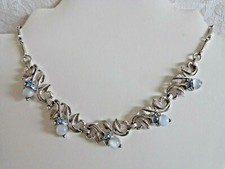 Collar Gargantilla Vintage con Patrón de Hojas con Vidrio Azul y Diseño de Estrás