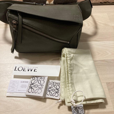LOEWE Puzzle kleine Schultertasche olivgrün Leder mit Staubbeutelanhänger