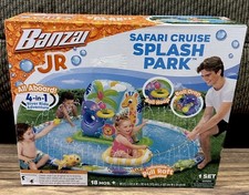 Banzai Jr. Safari Cruise Splash Park 68 po L x 54 po W X 20 pouces H 18M+