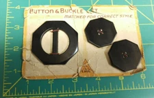 Vintage Le Chic Button & Buckle dated 1933 on original card with original thread